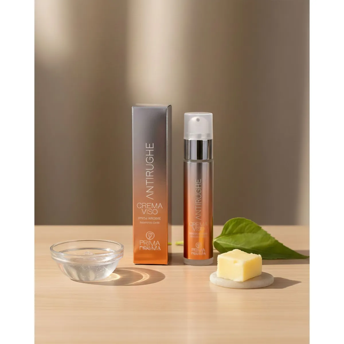 Crema viso antirughe Prima Essenza con ingredienti naturali su fondo luminoso.